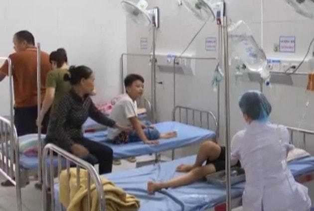 Học sinh bị ngộ độc phải vào viện điều trị.
