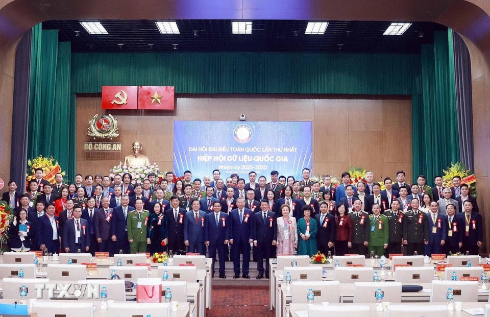 Tổng Bí thư Tô Lâm, Thủ tướng Phạm Minh Chính và các đại biểu. (Ảnh: Thống Nhất/TTXVN)