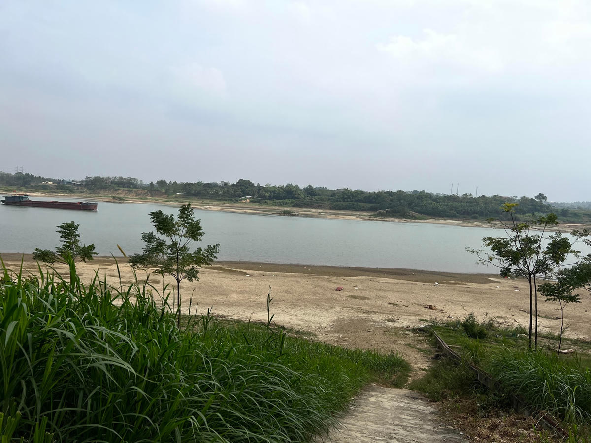 Bãi cát vàng nguyên thủy ven bến Ông Lã, làng Long Châu.