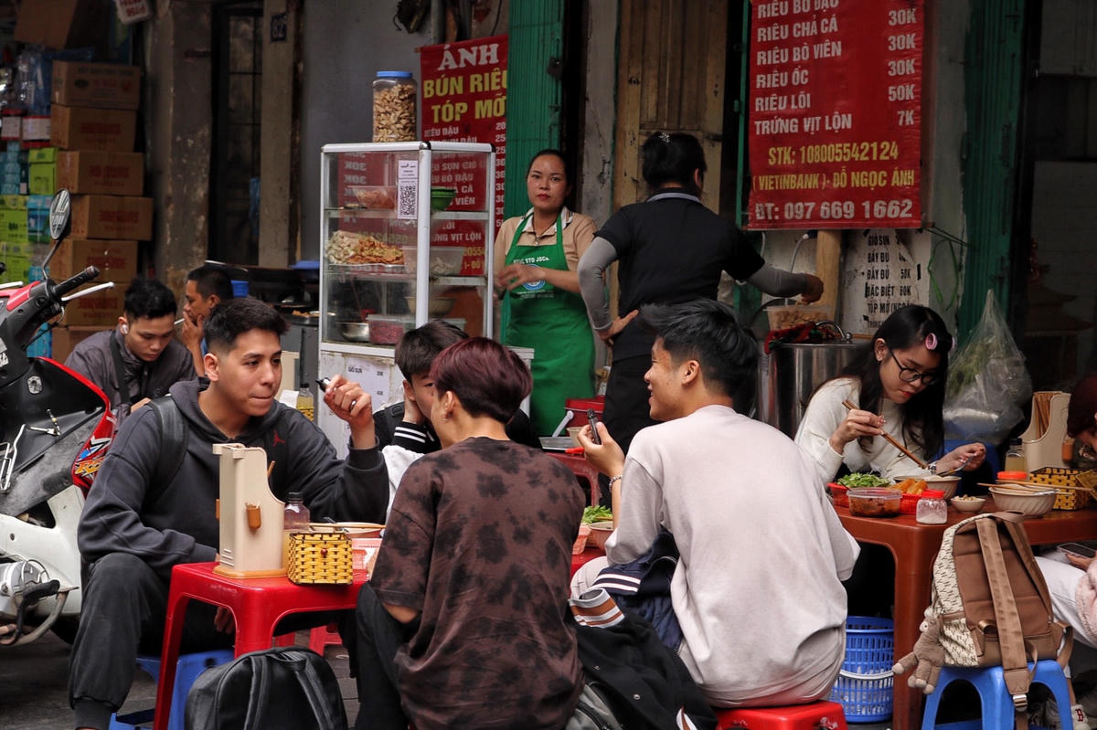 Hà Nội: Vi phạm vỉa hè, lòng đường tái diễn tại quận trung tâm