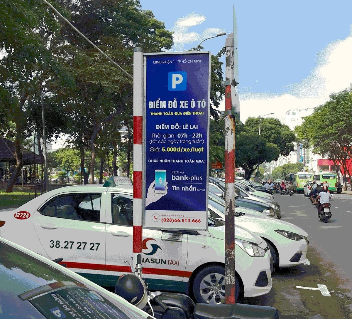 Hiện nay TPHCM vẫn phải khai thác tạm thời các bãi giữ xe tận dụng vỉa hè, lòng đường tại một số quận trung tâm.