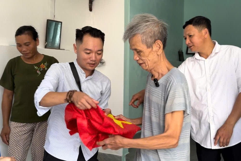 Niềm vui của ông Vũ Duy Phán (anh trai liệt sĩ Vũ Duy Thoán) khi nhận được bức ảnh của em t. Ảnh: Đình Minh