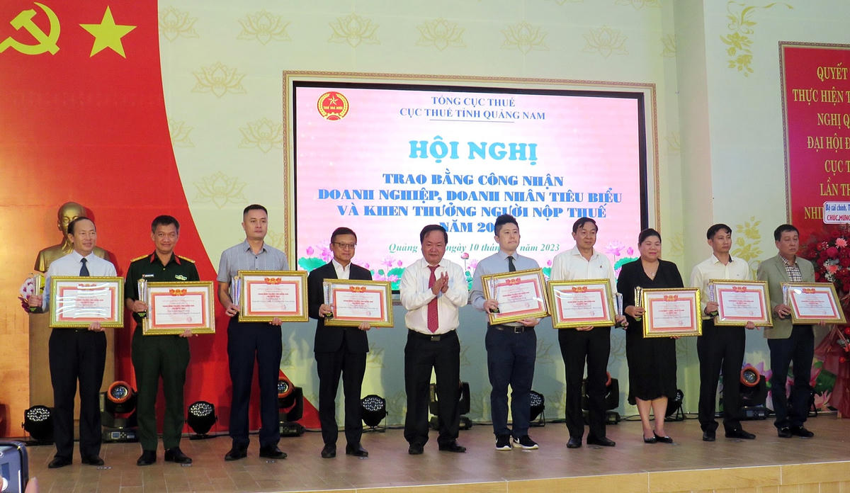 Lãnh đạo tỉnh Quảng Nam trao tặng Bằng khen cho các tập thể, cá nhân. 