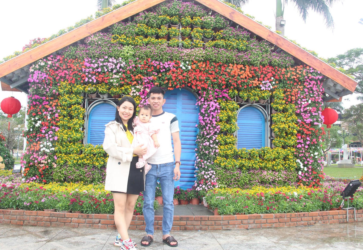 Một gia đình du xuân những ngày đầu năm mới.