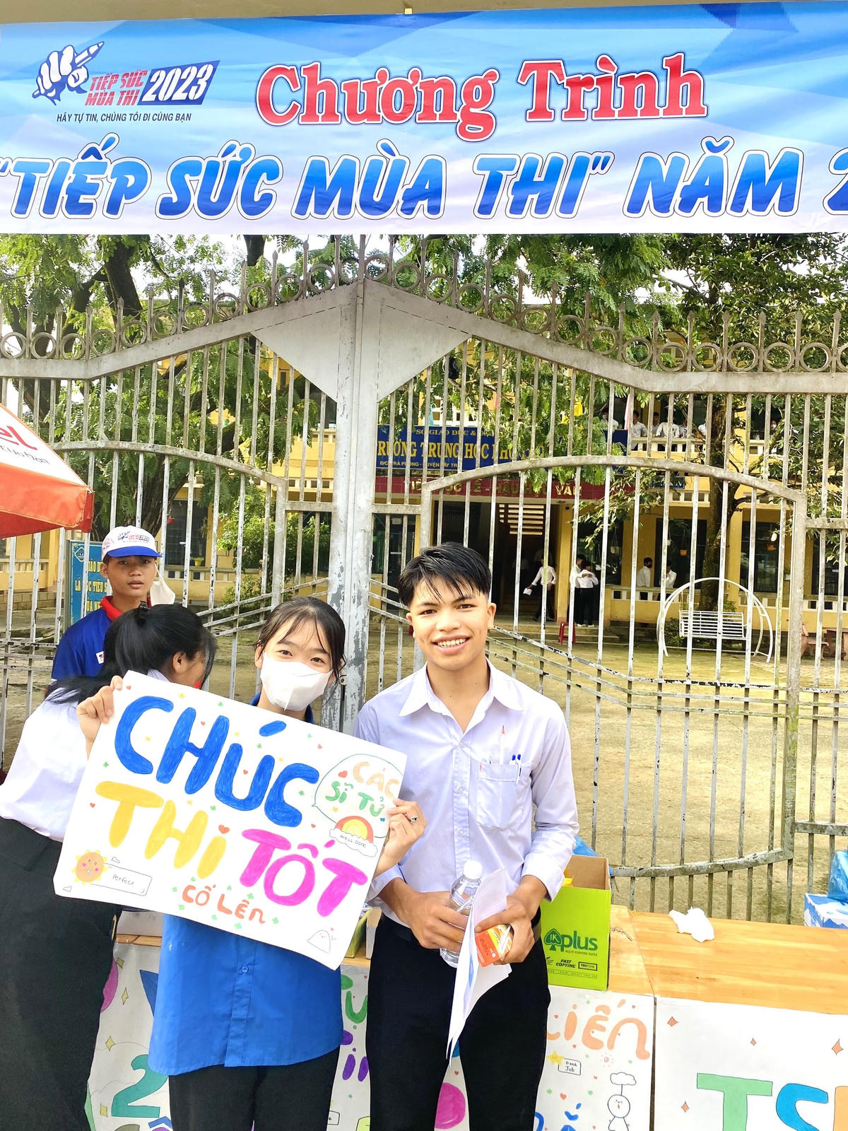 Thí sinh vui vẻ khi được tiếp sức mùa thi.