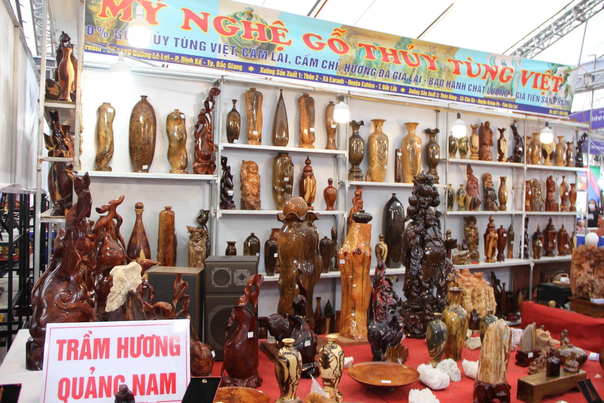 Hội chợ triển lãm hàng lưu niệm Thủ đô năm 2022 đã có sự góp mặt của những nghệ nhân đến từ  làng nghề truyền thống tiêu biểu, độc đáo trên địa bàn Thành phố. Có hơn 10.000 sản phẩm thủ công mỹ nghệ được trưng bày, giới thiệu trên 100 gian hàng trang trí đẹp mắt.Các sản phẩm được trưng bày, quảng bá tại Hội chợ triển lãm hàng lưu niệm Thủ đô năm 2022 là những mặt hàng, quà tặng thủ công mỹ nghệ gồm: gốm sứ, sơn mài, khảm trai, lụa, thêu ren, mây tre đan, xương sừng mỹ nghệ.
