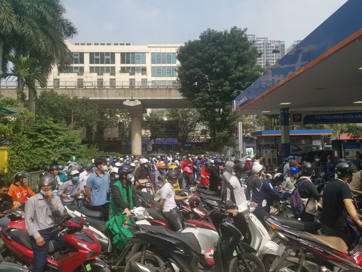 Người dân xếp hàng dài chờ mua xăng tại cây xăng trên đường Xuân Thủy (Cầu Giấy, Hà Nội). Ảnh chụp sáng 11/11/2022. Ảnh: Quang Vinh.