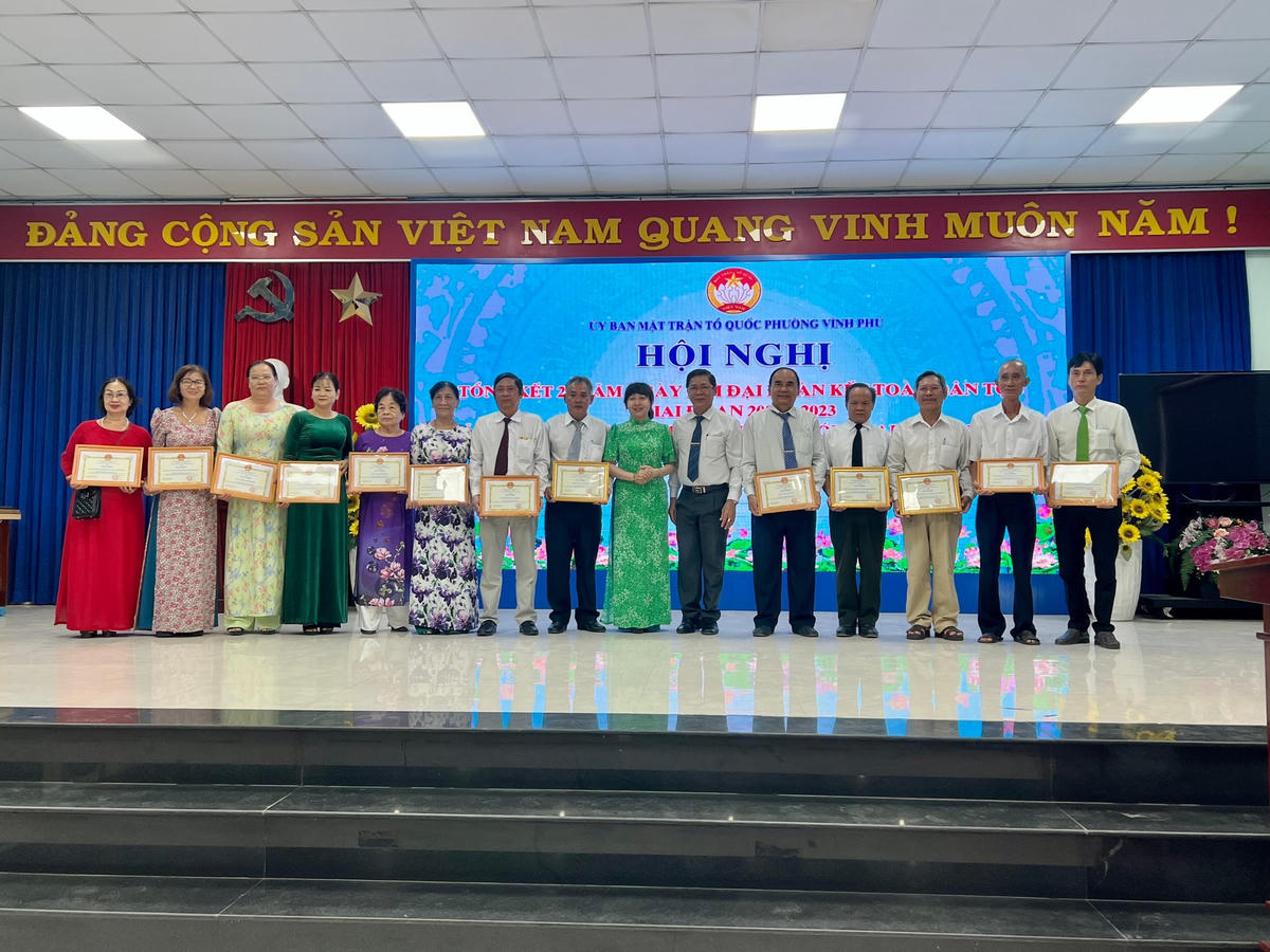 Lãnh đạo phường Vĩnh Phú trao khen thưởng cho các tập thể, cá nhân có thành tích xuất sắc trong công tác Mặt trận.