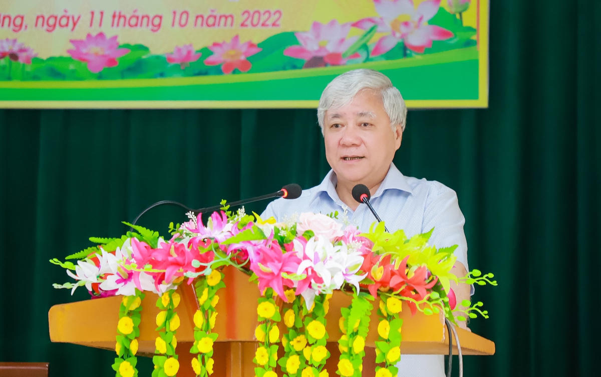 Chủ tịch Đỗ Văn Chiến chia sẻ với cử tri 11 xã cụm Bích Hào, huyện Thanh Chương những khó khăn trong đợt mưa lũ vừa qua.