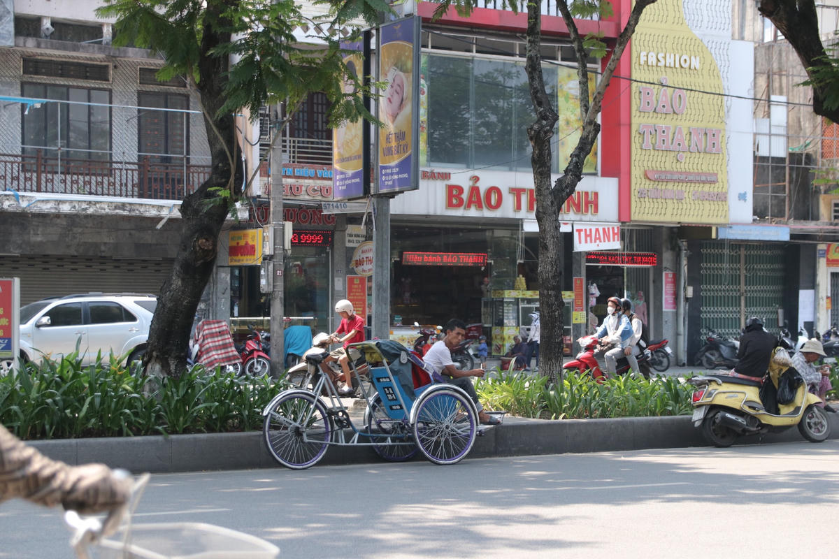 Nhiều người dân tìm đến những bóng cây bên đường để nghỉ ngơi, tránh nắng.
