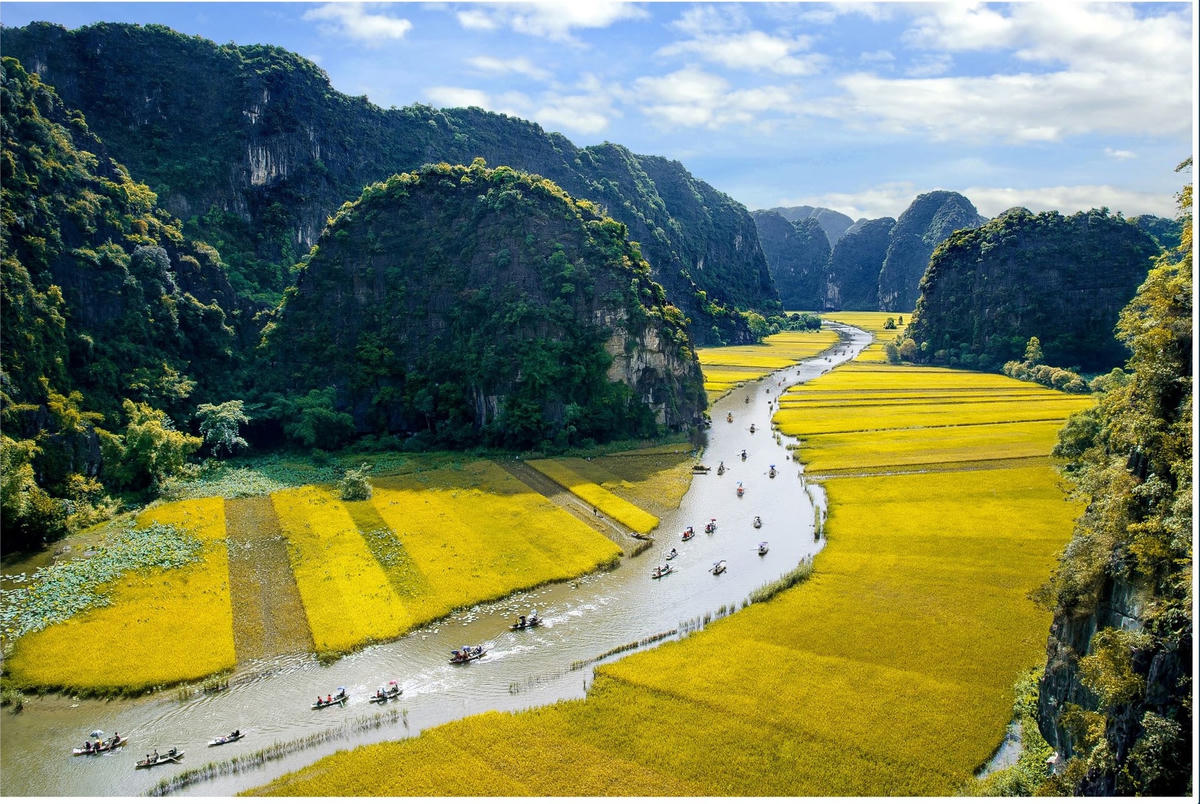 Tam Cốc - Bích Động (Ninh Bình), một khu du lịch trọng điểm của quốc gia.