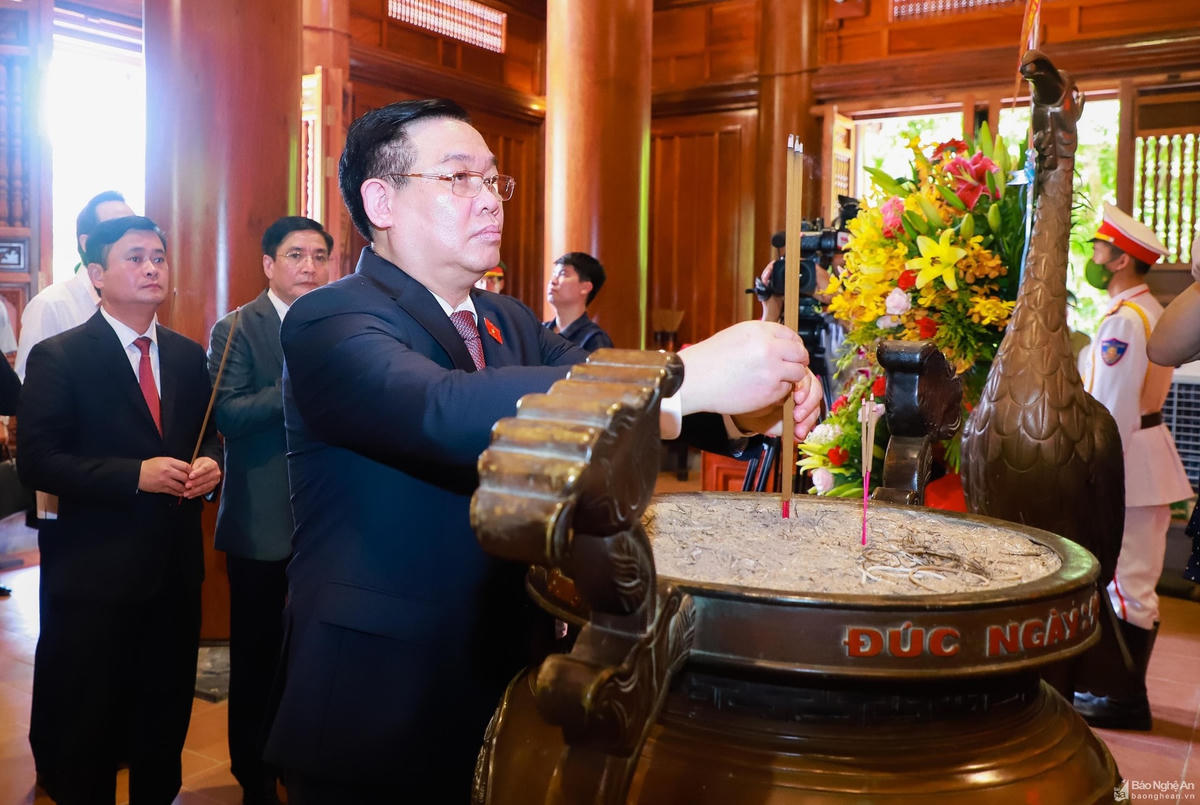 Chủ tịch Quốc hội Vương Đình Huệ dâng hương tưởng nhớ công lao to lớn của Chủ tịch Hồ Chí Minh vĩ đại.