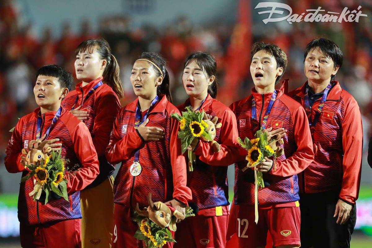 [ẢNH] Các nữ tuyển thủ tự hào nhận Huy chương Vàng SEA Games 31