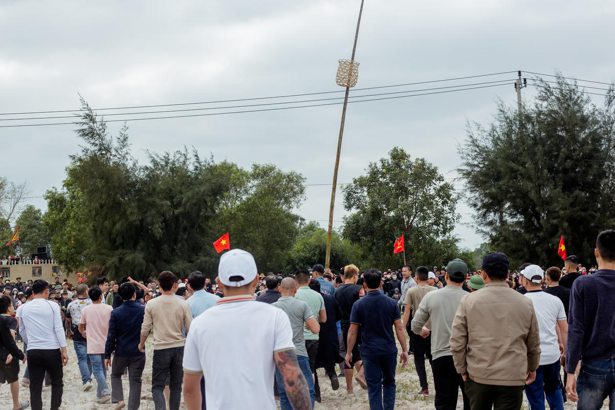 Bãi cát rộng với chiều dài khoảng 200m và chiều rộng  khoảng 150m, được chia cho hai đội. Phía cuối sân, dựng hai cây tre cao khoảng 7 mét có lá cờ Tổ quốc cùng chiếc rọ tre nhỏ làm mục tiêu ném cù.