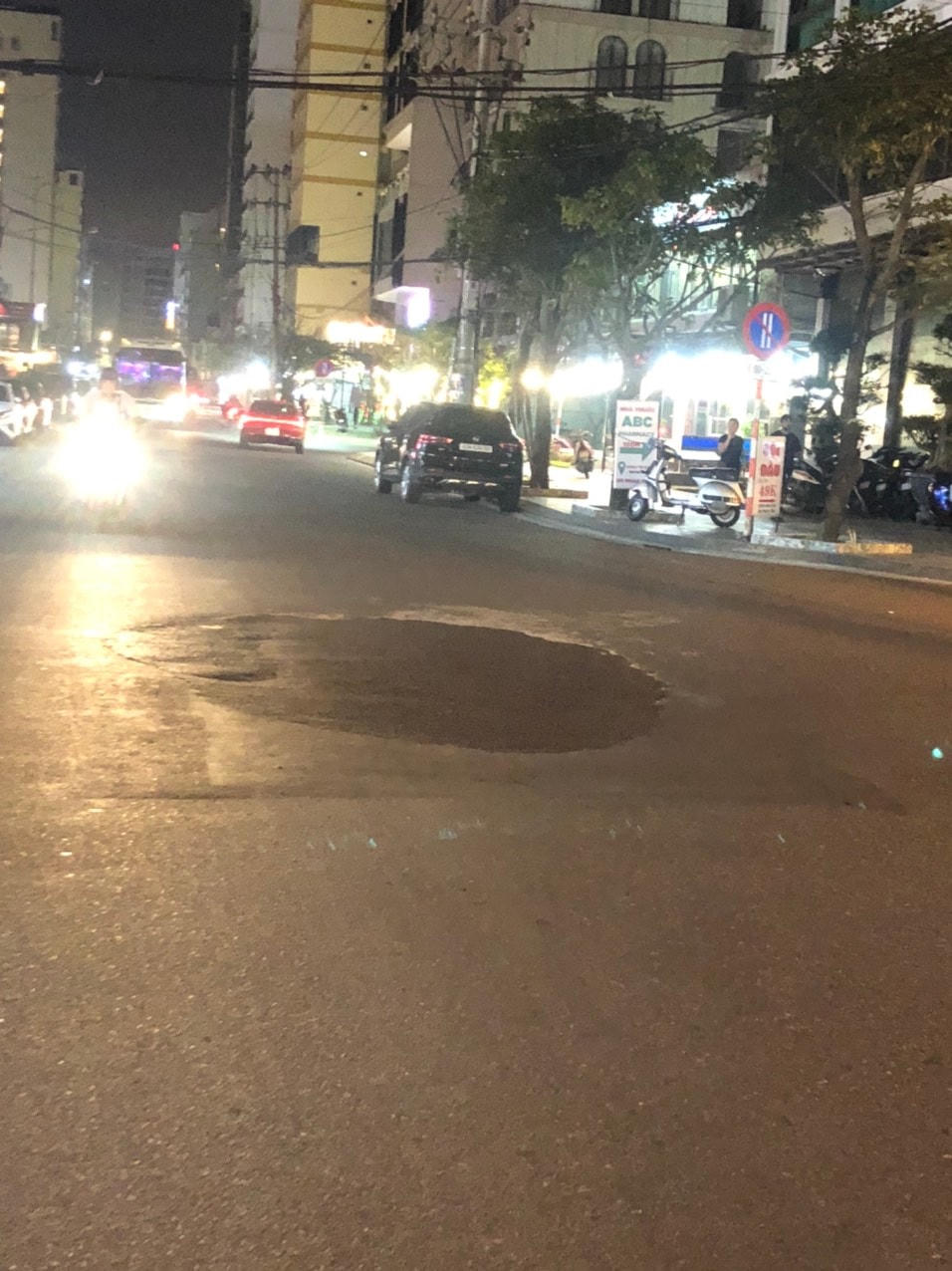 Nhựa đường được chắp vá vào vị trí nắp hố ga lún sụt (ảnh chụp đêm 8/2). Ảnh Thanh Tùng.