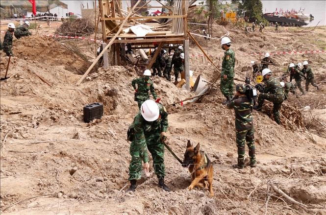 Lực lượng cứu hộ của Việt Nam sử dụng chó nghiệp vụ tìm kiếm người bị vùi lấp trong một tình huốnggiả định tại cuộc diễn tập.