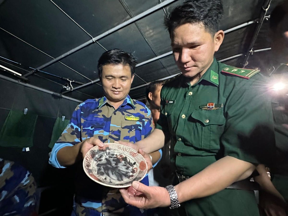 Lực lượng chức năng tạm giữ số gốm sứ do ngư dân khai thác trái phép.
