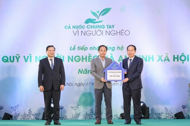 Ông Lê Tiến Châu, Ủy viên Trung ương Đảng, Phó Chủ tịch - Tổng Thư ký UBTƯ MTTQ Việt Nam và ông Lê Văn Thanh, Thứ trưởng Bộ Lao động Thương binh và Xã hội tiếp nhận ủng hộ.