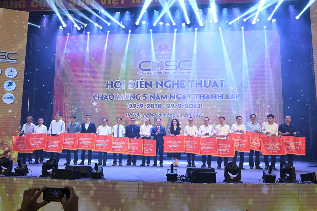 Phó chủ tịch Ủy ban Nguyễn Ngọc Cảnh trao Cờ thi đua cho các đơn vị tham gia Hội diễn.
