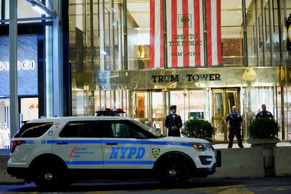 Cảnh sát canh gác bên ngoài Trump Tower ở thành phố New York, sau khi FBI khám xét resort Mar-a-Lago của ông Trump ở Florida. Ảnh: Reuters.
