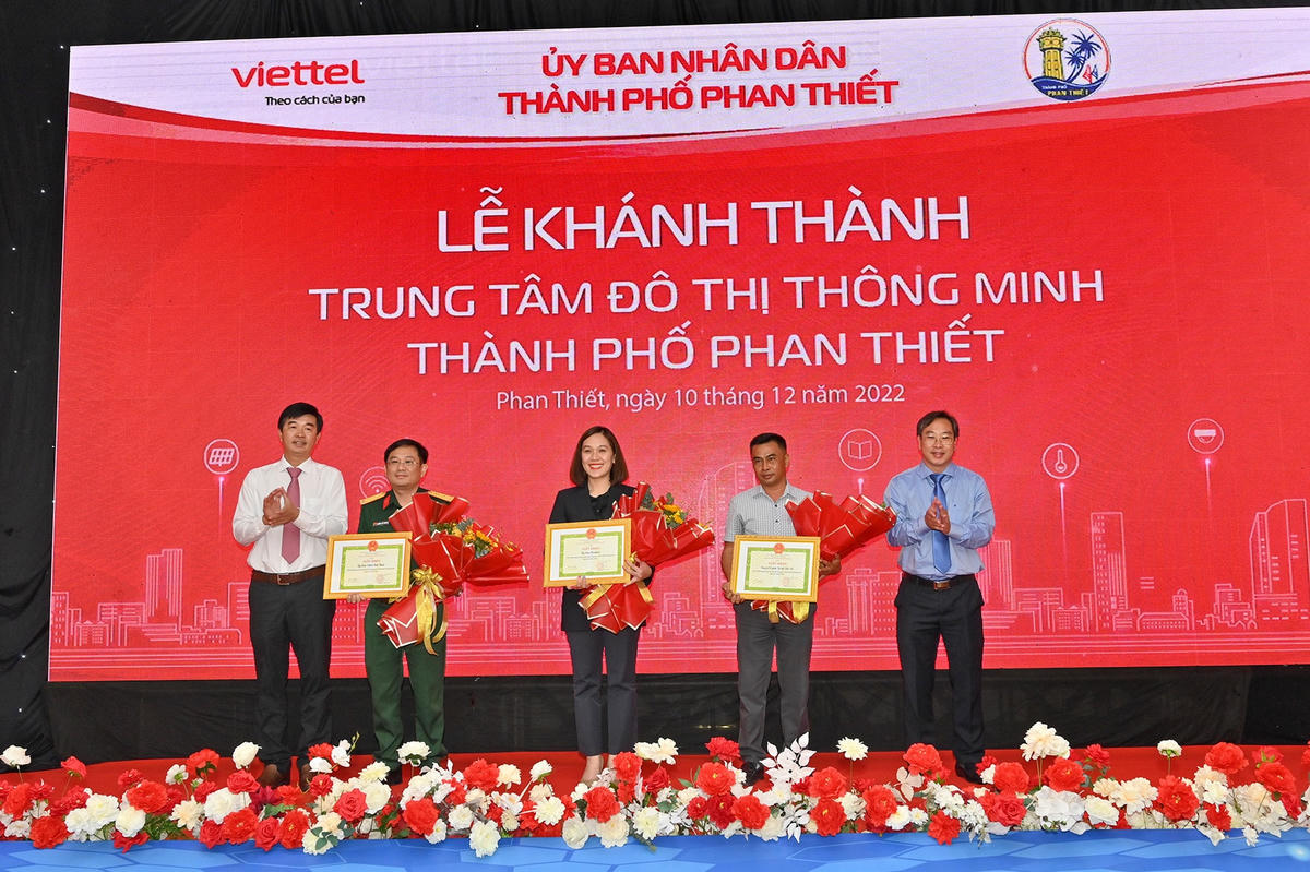 Lãnh đạo TP.Phan Thiết tặng hoa và thư cám ơn các đại biểu.