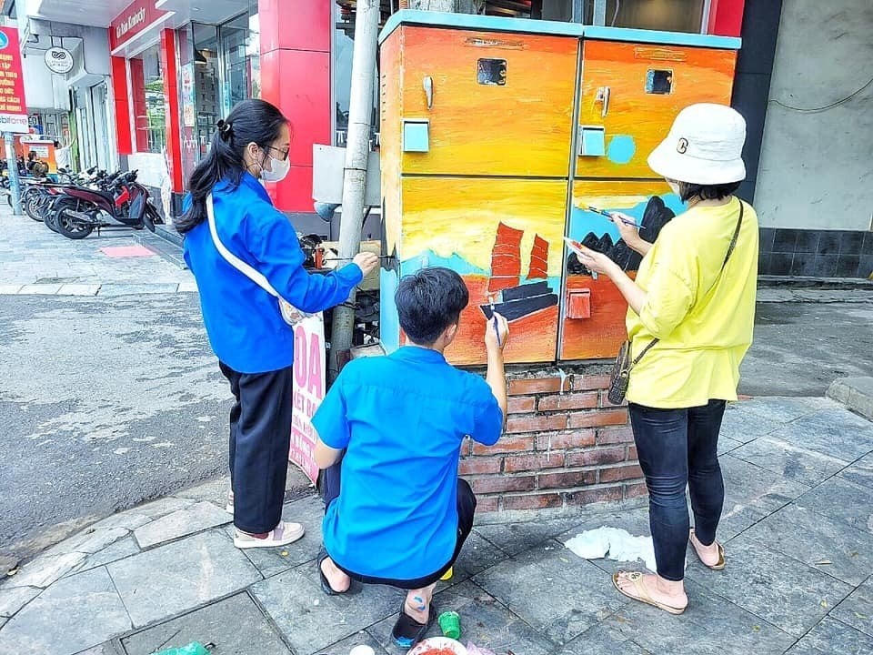 Các bạn đoàn viên, thanh niên Hạ Long cùng nhau trang trí bốt điện tại đường Kênh Liêm (phường Cao Thắng, TP Hạ Long.