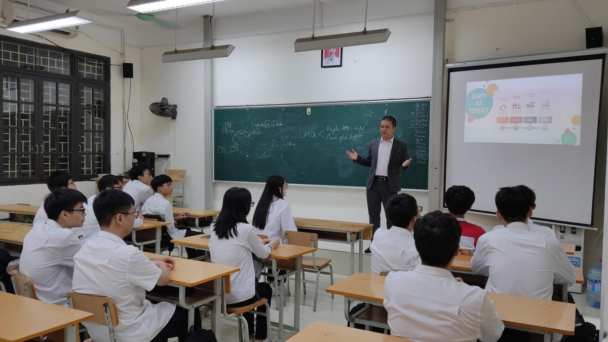 Hướng nghiệp cho học sinh cần được thực hiện từ sớm.