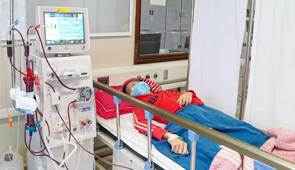 Bệnh nhi phải chạy thận nhân tạo vì cha mẹ tin dùng thuốc nam.