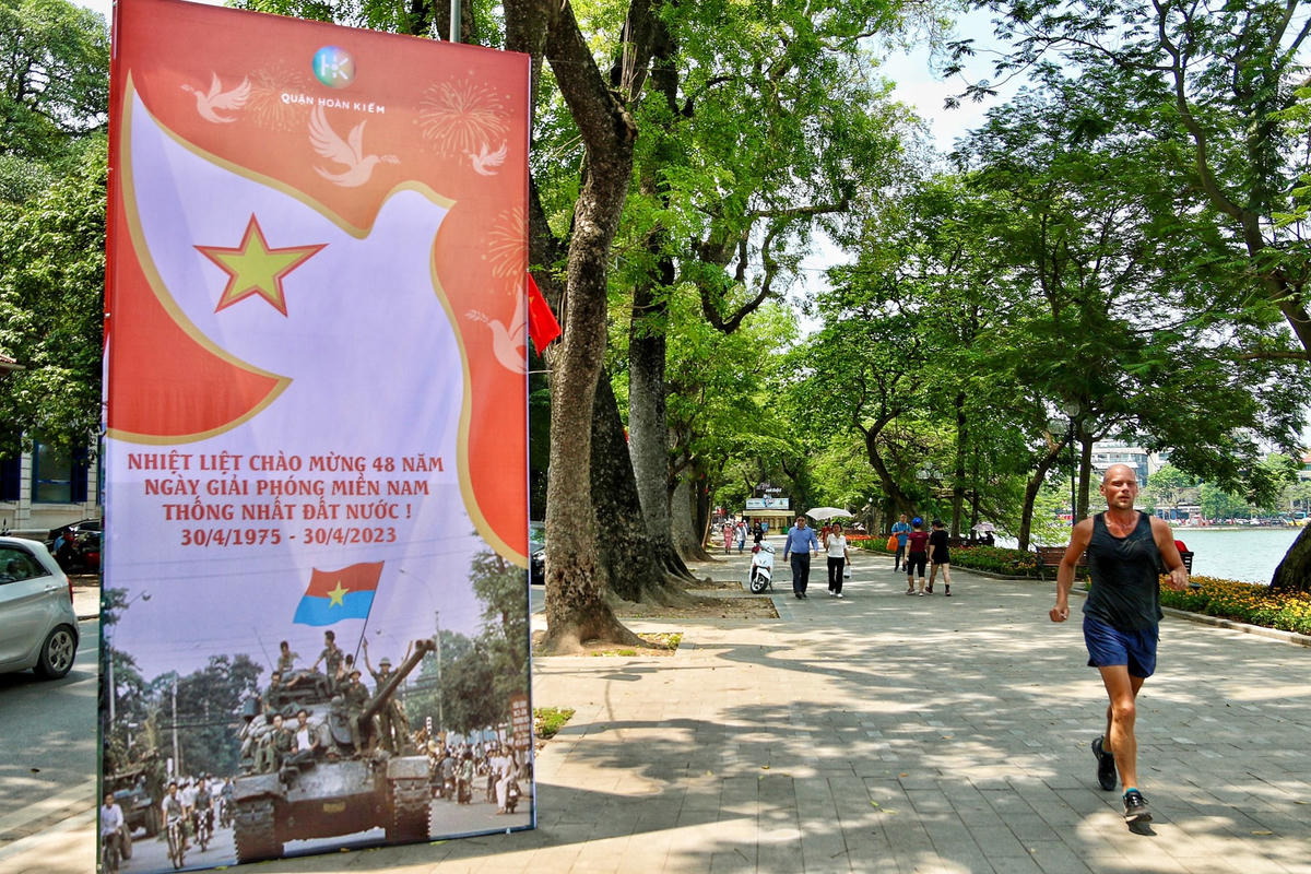 Hà Nội: Trang hoàng rực rỡ chào mừng ngày lễ 30-4 và 1-5
