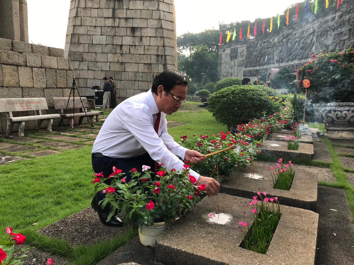 Bí thư Thành ủy TP HCM thắp hương tại phần mộ của các anh hùng, liệt sĩ đã hy sinh cho độc lập, tự do của Tổ quốc (Ảnh: Anh Đức).