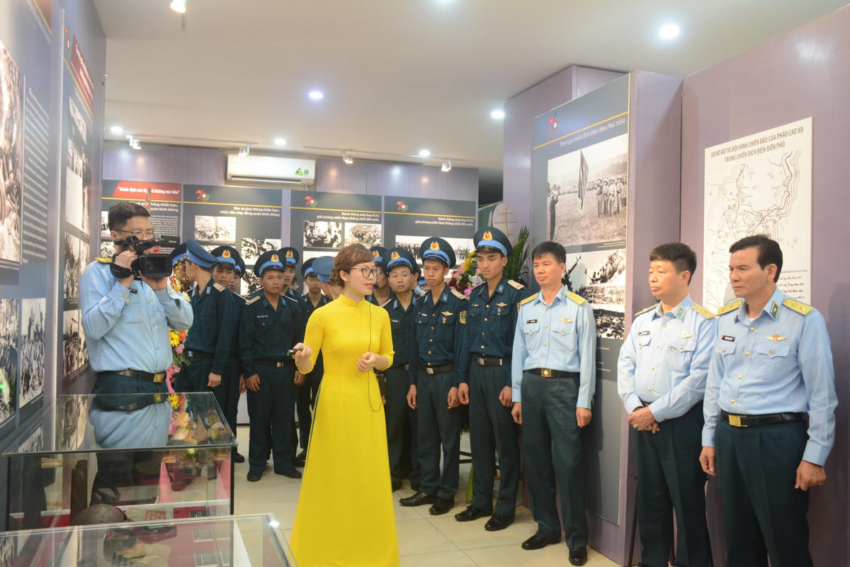 Các đại biểu tham gia triển lãm. 