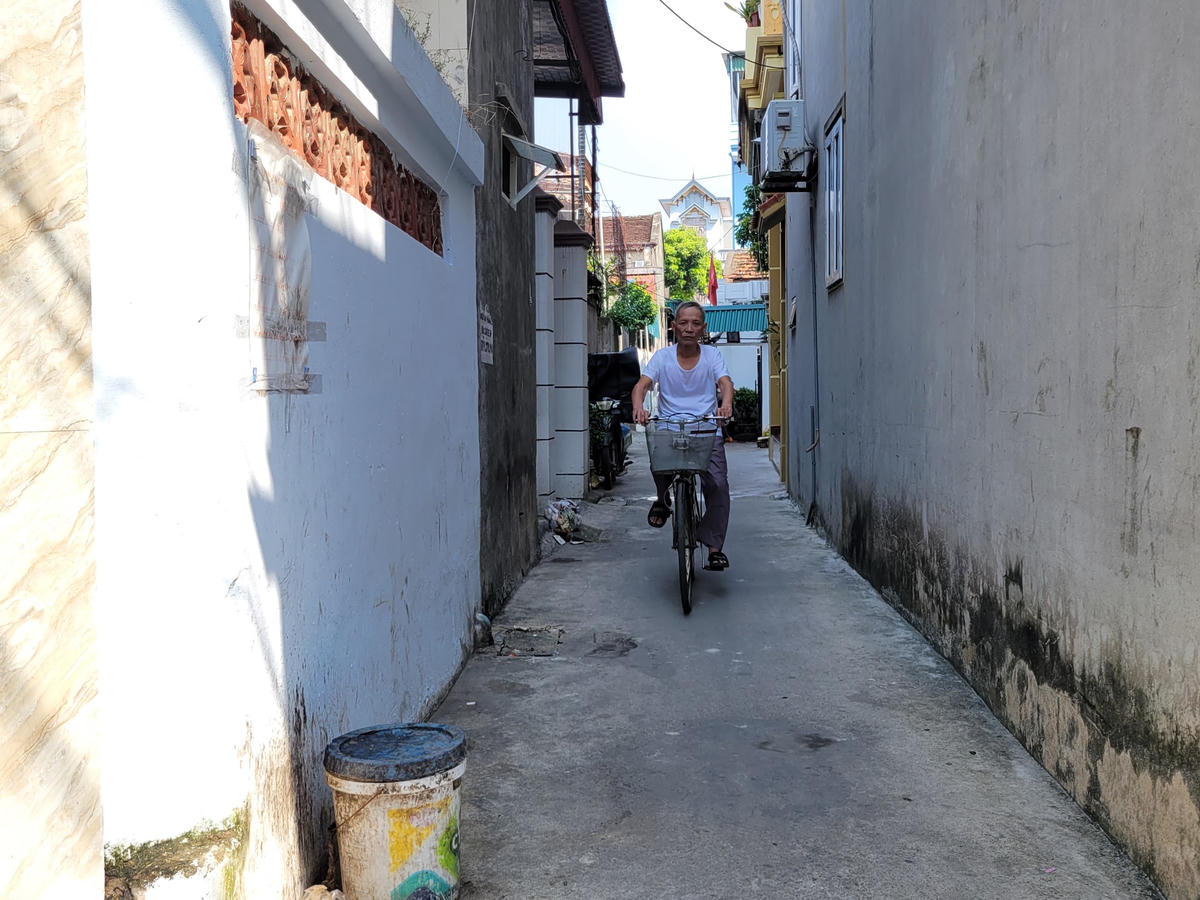 Tại Ngư Lộc, do có dân số đông nên nhà cửa mọc lên san sát, nhiều con ngõ rất hẹp, nếu đi xe máy chỉ lọt một phương tiện. Ảnh: Đình Minh