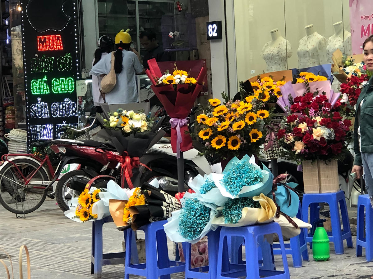 Phải chăng lực lượng chức năng cũng cần quyết liệt hơn nữa để người dân hình thành nề nếp không lấn chiếm vỉa hè?