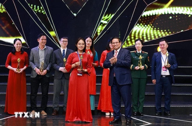 Thủ tướng Phạm Minh Chính trao giải Vàng thể loại phóng sự và phim tài liệu cho các tác giả, nhóm tác giả tham dự Liên hoan Truyền hình toàn quốc lần thứ 42. (Ảnh: Dương Giang/TTXVN) ttxvn-thu-tuong-lien-hoan-truyen-hinh-1.jpg