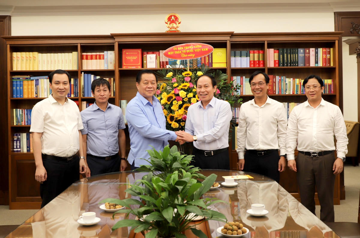 Phó Chủ tịch - Tổng Thư ký Lê Tiến Châu và Bí thư Trung ương Đảng, Trưởng ban Tuyên giáo Trung ương Nguyễn Trọng Nghĩa.