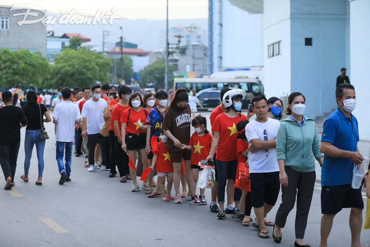 CĐV 'nhuộm đỏ' sân Cẩm Phả, tiếp lửa cho tuyển bóng đá nữ Việt Nam đấu Thái Lan