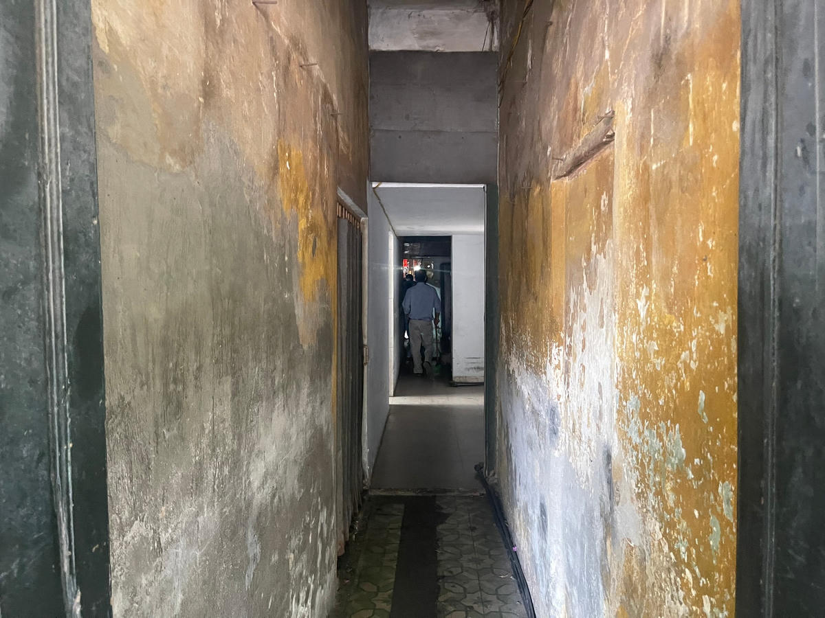 Để tránh bị lực lượng chức năng phát hiện, nhân viên, chủ quán sẽ dẫn khách đi vào con ngách nhỏ để vào khu vực bên trong phố cà phê đường tàu mới.