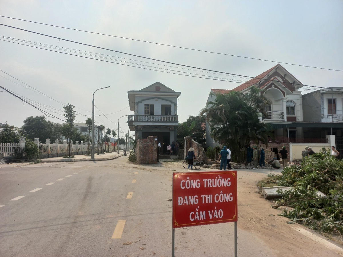Ngày 23/3, căn nhà "kỳ lạ" đứng giữa đường ở thị xã Đông Triều đã được phá dỡ.