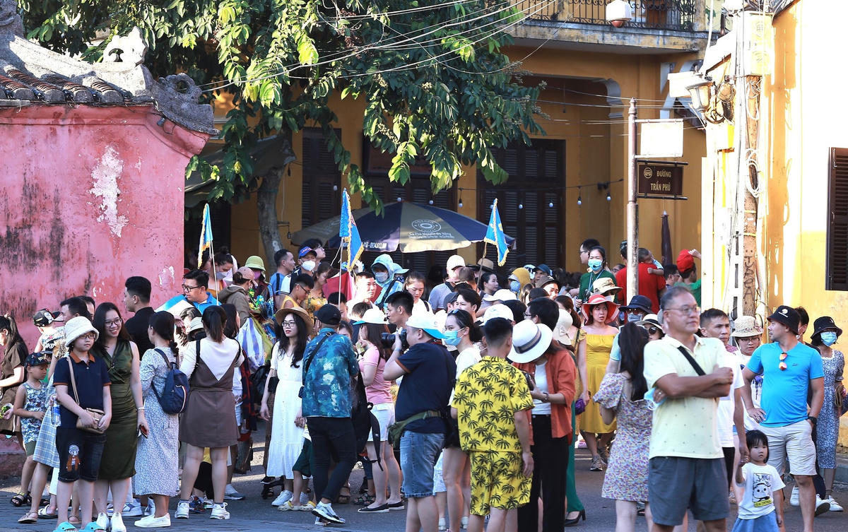 Du khách đứng rất đông ngắm nhìn phố cổ Hội An.