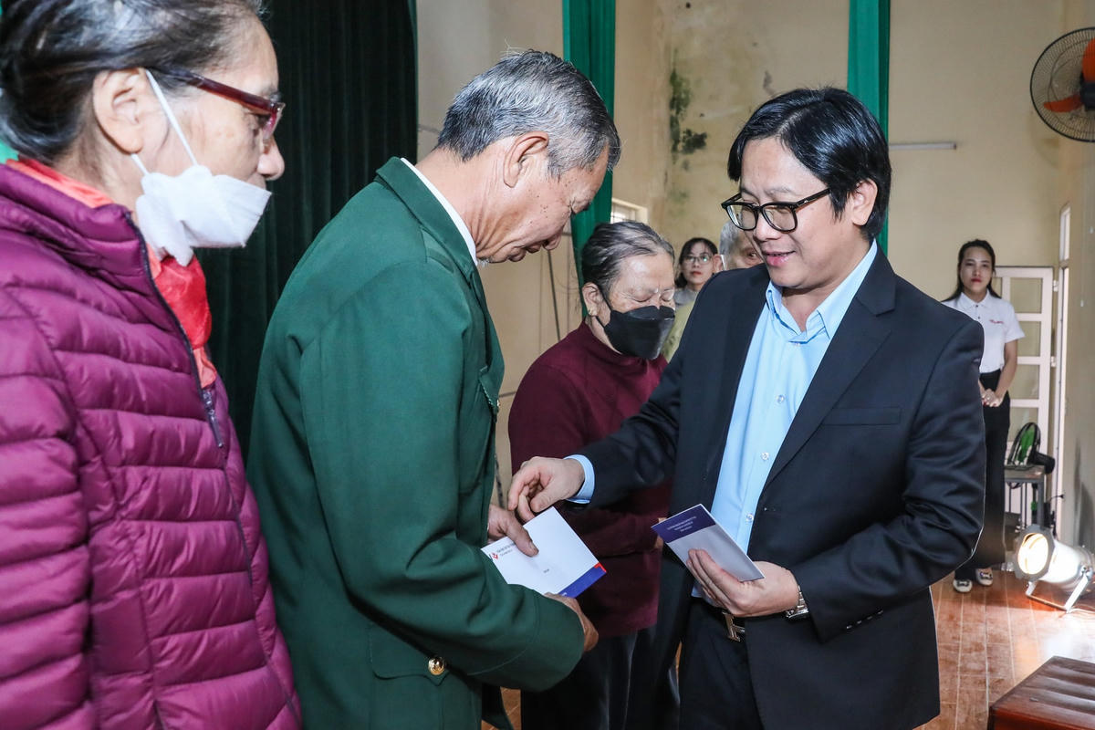 Quyền Tổng Biên tập Lê Anh Đạt trao quà cho người dân xã Đông Xuân. Ảnh: Quang Vinh.