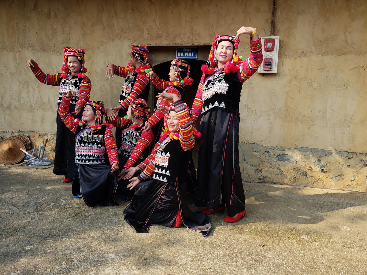 Trang phục dân tộc Hà Nhì.
