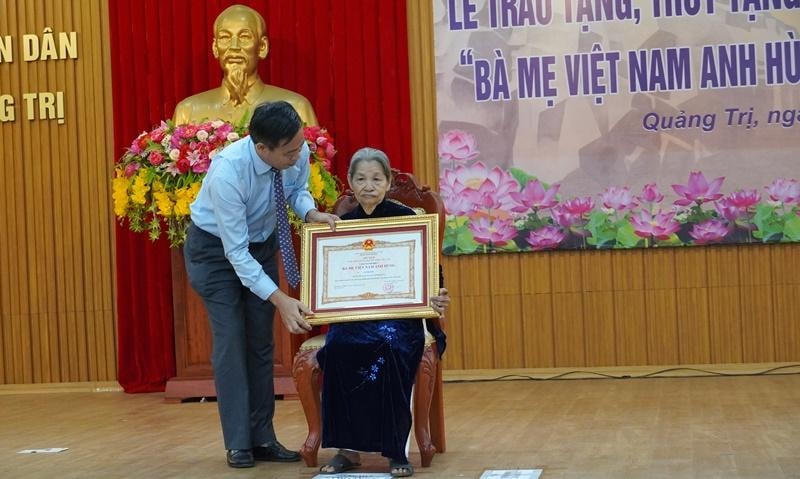 Ông Nguyễn Đăng Quang, Phó Bí thư Thường trực Tỉnh ủy, Chủ tịch HĐND tỉnh trao danh hiệu vinh dự Nhà nước “Bà Mẹ Việt Nam anh hùng” cho mẹ Lê Thị Mót (Ảnh: quangtri.gov.vn).