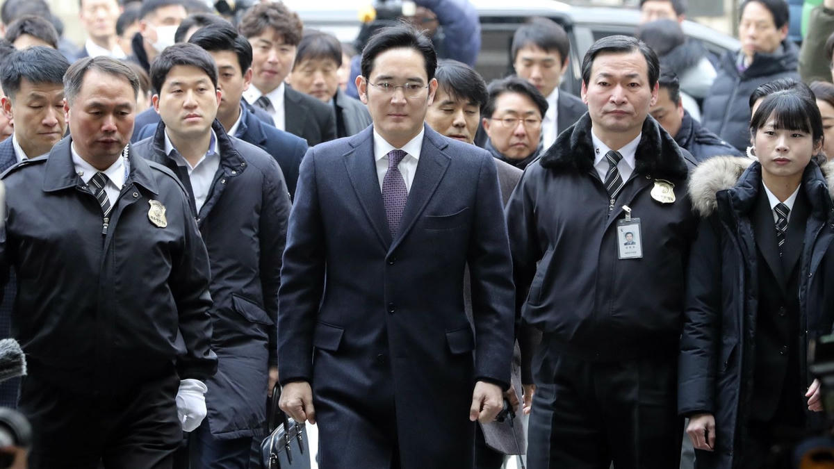 Tân Chủ tịch Tập đoàn Samsung Lee Jae-yong (ở giữa).