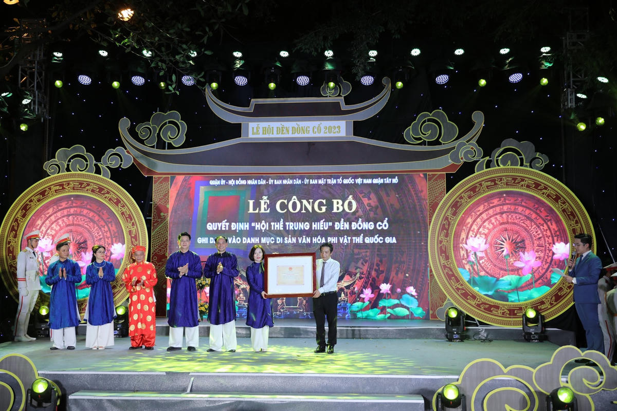 Thứ trưởng Bộ Văn hóa – Thể thao và Du lịch Hoàng Đạo Cương trao Quyết định công nhận Hội thề Trung hiếu đền Đồng Cổ là Di sản văn hóa phi vật thể Quốc gia. Ảnh: Thanh Tùng.