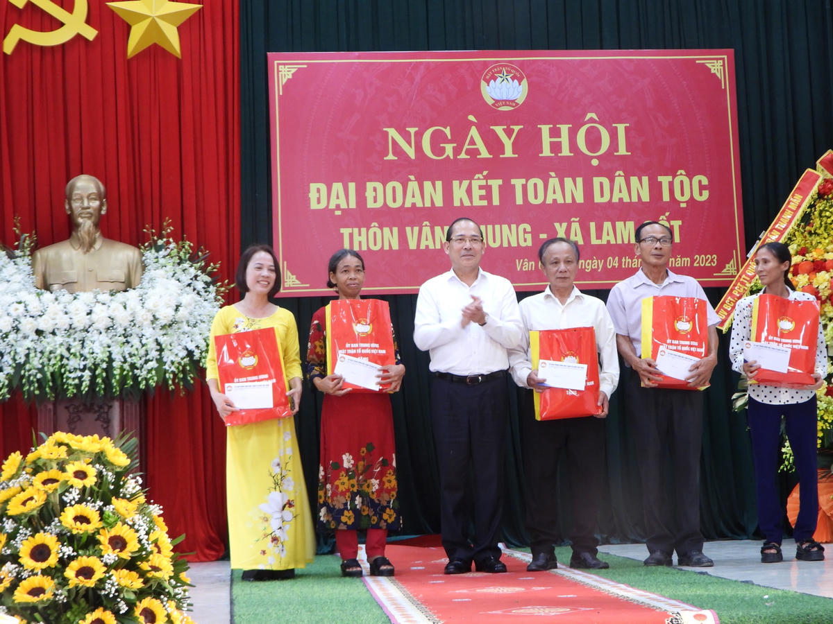 Phó Chủ tịch Ủy ban Trung ương MTTQ Việt Nam Hoàng Công Thủy tặng quà cho 5 gia đình tiêu biểu.