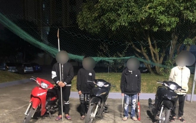 Trong lúc cầm hung khí đi tìm đối thủ, nhóm thiếu niên ở TP Ninh Bình bị bắt giữ.