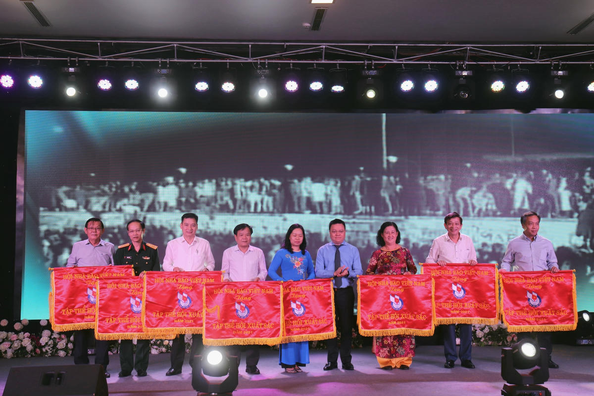 Ông Lê Quốc Minh, Chủ tịch Hội Nhà báo Việt Nam trao thưởng cho 8 tập thể có thành tích xuất sắc.  