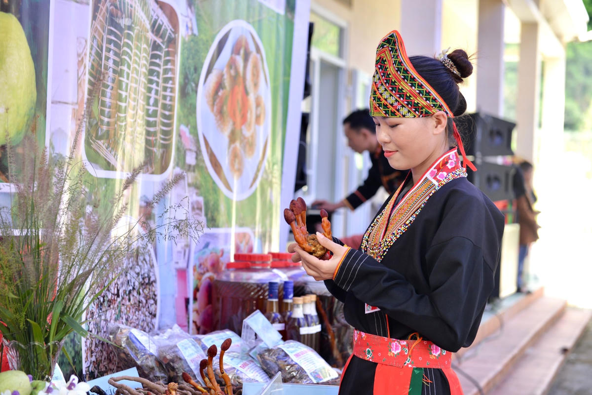 Người dân phấn khởi chuẩn bị Ngày hội Đại đoàn kết toàn dân tộc.