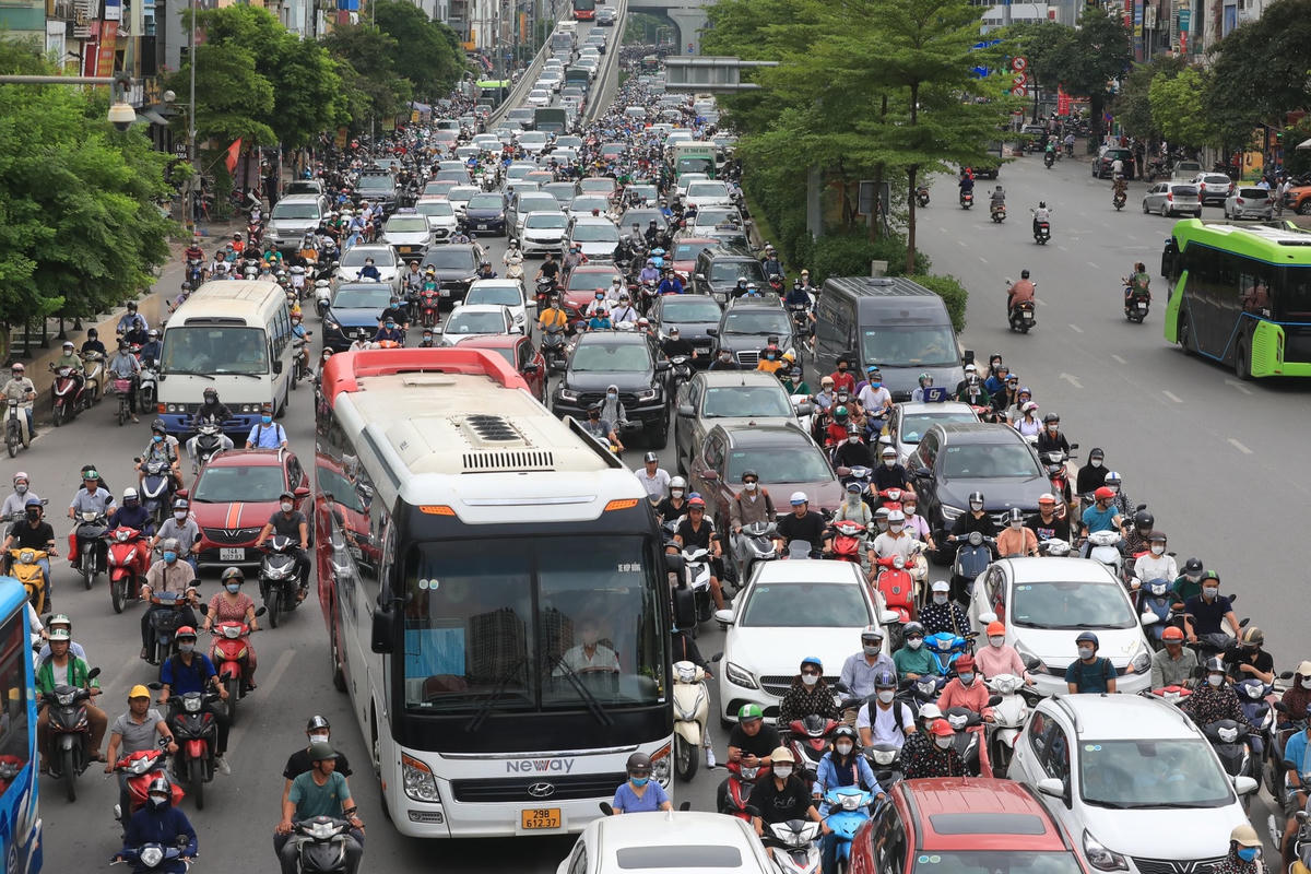 Tương tự, tại đường Trường Chinh cũng xuất hiện hàng dài phương tiện chen chúc nhau nhích từng chút một.