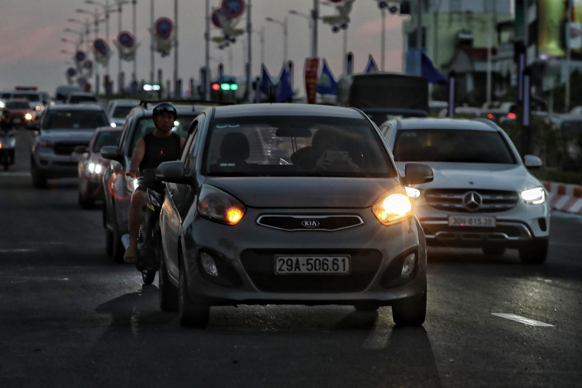 Phân chia làn xe cơ giới với làn xe hỗn hợp bằng vạch sơn chia làn và hệ thống biển báo hướng dẫn phân làn xe, biển cảnh báo “tuyến đường đang hoàn thiện hệ thống hạ tầng đảm bảo giao thông” trên giá long môn.